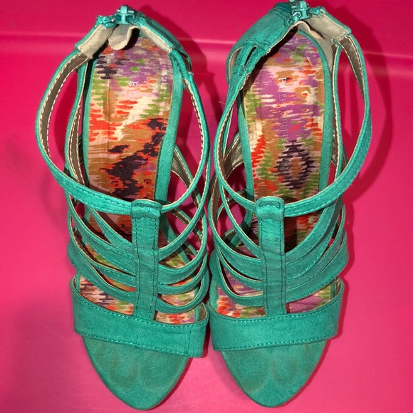 MINT GREEN HEELS - Picture 5 of 5